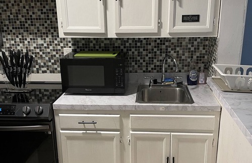 North Bellport Apartment | King Suite Retreat: Beaches, NYC, Hamptons Smart TVs - Sleeps 6+ free parking
