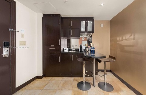 South Beach Apartment | King Suite w/Balcony Pool & Jacuzzi on Ocean Drive South Beach