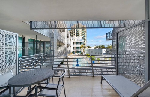 South Beach Apartment | King Suite w/Balcony Pool & Jacuzzi on Ocean Drive South Beach