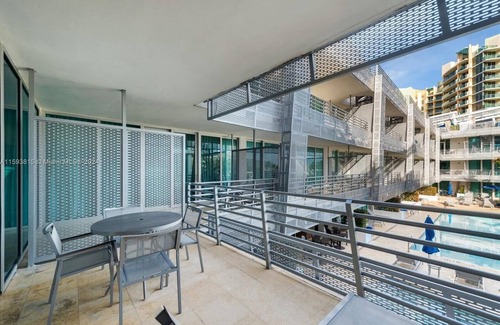 South Beach Apartment | King Suite w/Balcony Pool & Jacuzzi on Ocean Drive South Beach