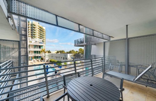 South Beach Apartment | King Suite w/Balcony Pool & Jacuzzi on Ocean Drive South Beach