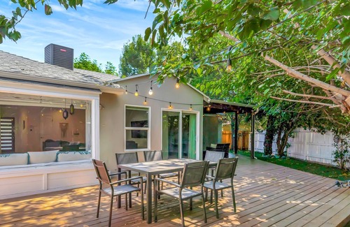 Winnetka House | King-Suite w/Beautiful Backyard W/ Built in Bar and Barbecue Area in great area