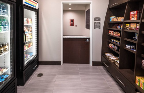 Lake Jackson Condo | King Suite w/Kitchen. Free Breakfast. Pool. Great Location!