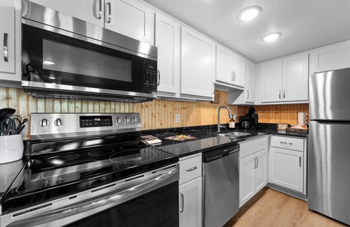 Branson Condo | King Suite w/Pool 2 min to Branson Landing