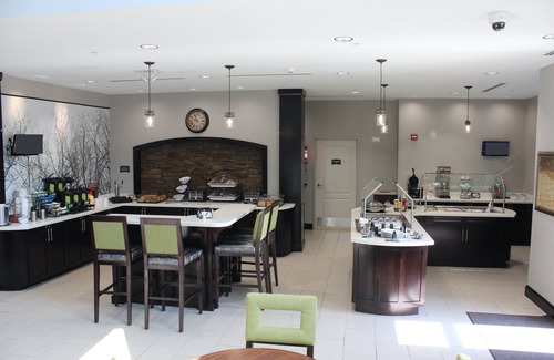 Miamisburg Apartment | King Suite w/Pool & Gym Access. FREE Breakfast!