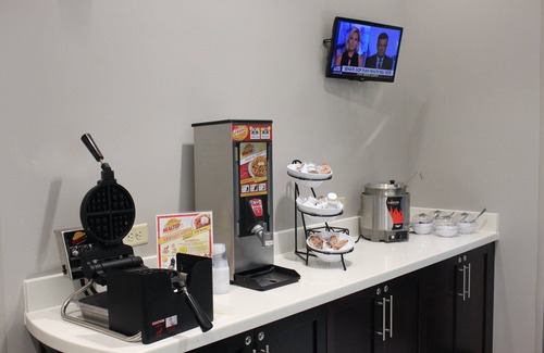 Miamisburg Apartment | King Suite w/Pool & Gym Access. FREE Breakfast!