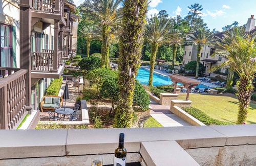 St. Augustine Condo | King Suite with full size fridge-balcony-pool courtyard view-sleeper sofa