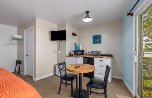 Lake City Hotel | King suite with Lake View