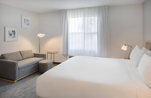 Westshore Hotel | King Suite with Outdoor Swimming Pool Perfect for Trips Near Tampa Attractions