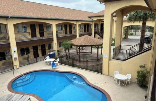 Edinburg Apartment | King Suite with Spa Bath