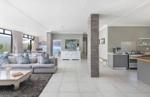 Lakeside Apartment | King Suite