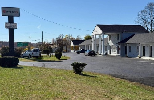 Danville Hotel | King Unit Near Arts & History Museum, Pets Welcome and Parking Included!