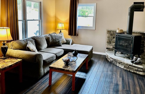 Blowing Rock Hotel | King Villa Suite on Main St