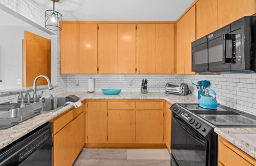 Port Angeles House | KingBeds/FastWiFi/CoffeeBar/FencedYard/OlympicView/Central location