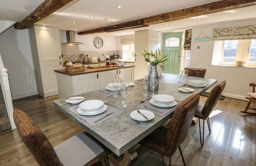 Holmfirth Cottage | KINGFISHER COTTAGE, family friendly, with a garden in Holmfirth