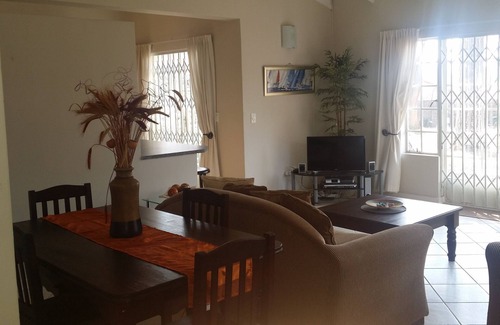 Greater Johannesburg Metropolitan Area House | Kingfisher Cottage in The Bird Garden