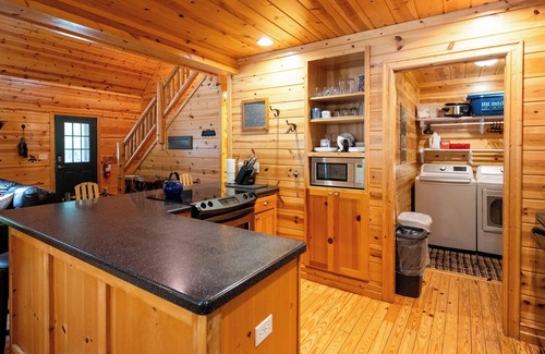 Saugatuck Cabin | Kingfisher Cove! Private hot tub + community pool