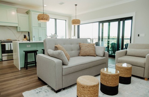 Steinhatchee House | Kingfisher Cove- upper unit sleeps 7 private boat slip & pool