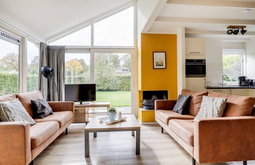 Zwiggelte House | Kingfisher I Holiday Home with Fine Garden