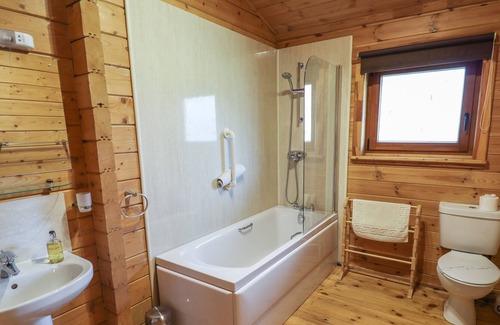 Lincoln Cottage | KINGFISHER LODGE, pet friendly, with a garden in Bardney