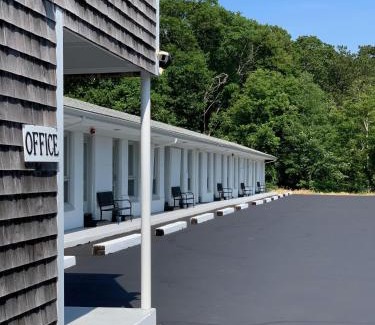 Dennis Hotel | Kingfisher Lodging