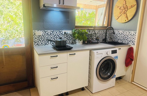 Glenrowan Bed & Breakfast | Kingfisher Retreat - Nature is calling! S/C Unit, King bed or twin-share