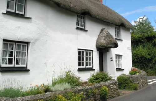 Burgh Island Cottage | KINGS CORNER, pet friendly, with open fire in Kingston