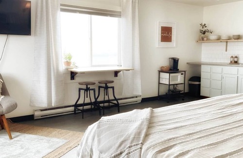 Homer Hotel | Kingsize Bed - Romantic Getaway on the Homer Spit