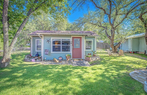 Kingsland Cottage | Kingsland Casita – Charming Lakeview Cottage for 4 w/Lake Access!