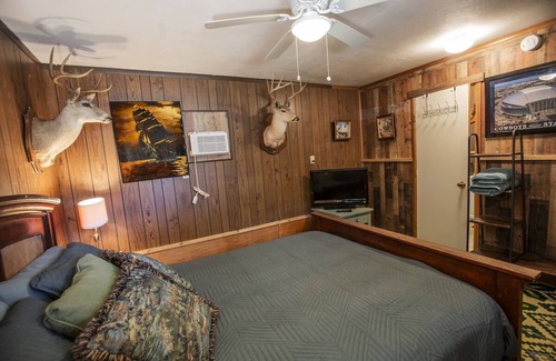 Kingsland Cottage | Kingsland Duo – 2 Cottages in 1! Lakeview Living w/Lake Access