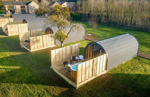 Wells Cabin | Kingston Black Glamping Pod - Hot Tub