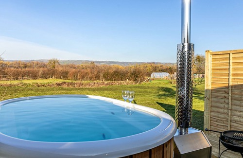 Wells Cabin | Kingston Black Glamping Pod - Hot Tub
