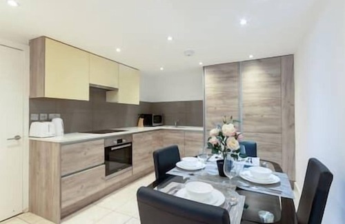 Norbiton Apartment | Kingston - Entire Studio Flat with Patio - Walk to Station