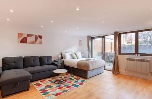 Norbiton Apartment | Kingston - Entire Studio Flat with Patio - Walk to Station
