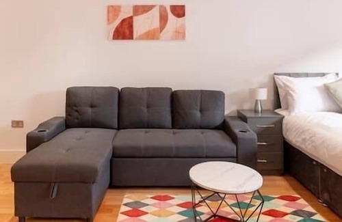 Norbiton Apartment | Kingston - Entire Studio Flat with Patio - Walk to Station