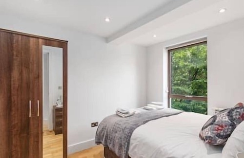 Norbiton Apartment | Kingston - Entire 2BR Flat with Terrace - Walk to Station