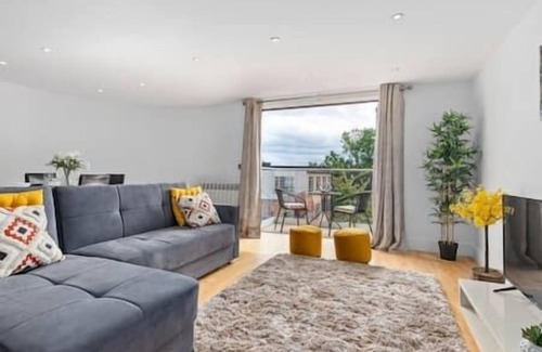 Norbiton Apartment | Kingston - Entire 2BR Flat with Terrace - Walk to Station