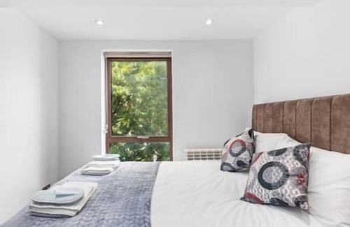 Norbiton Apartment | Kingston - Entire 2BR Flat with Terrace - Walk to Station