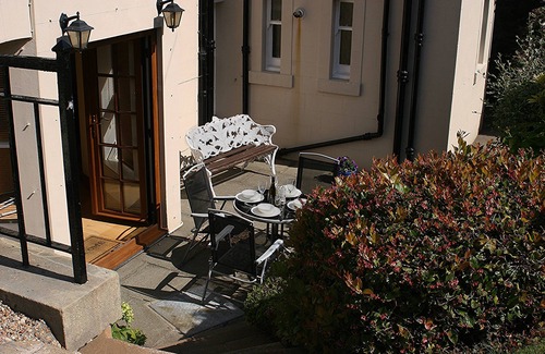 Stirling Apartment | Kingsview Apartment - an apartment that sleeps 5 guests in 2 bedrooms