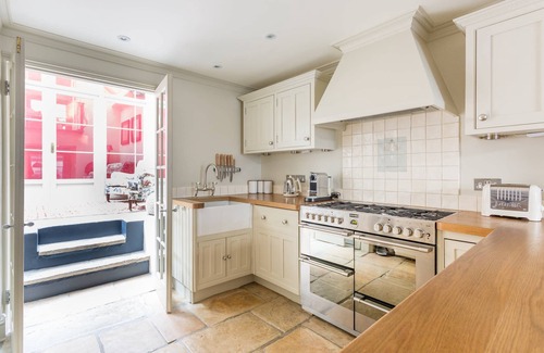 Knightsbridge Apartment | Kinnerton Street by onefinestay
