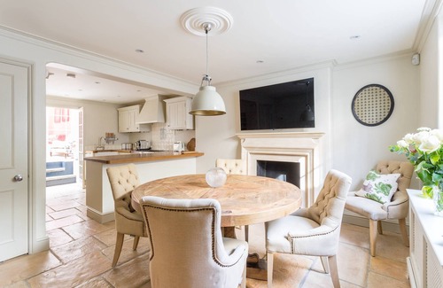 Knightsbridge Apartment | Kinnerton Street by onefinestay