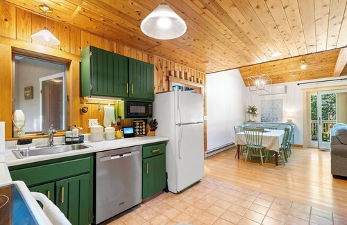 Jefferson Cottage | Kinney Cabin: 5-Bedroom Lakefront Home