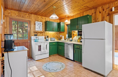 Jefferson Cottage | Kinney Cabin: 5-Bedroom Lakefront Home