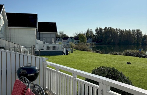 South Cerney Ski Chalet | Kinsale Lodge · Cotswolds Lakeside - Spring Lake