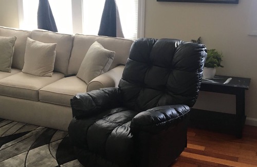 Niskayuna Apartment | kinsize bed one bed room