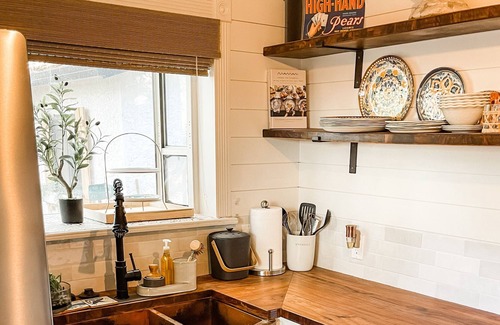 Loomis Cottage | Kippy’s Cottage- Walk To Everything in Downtown Loomis