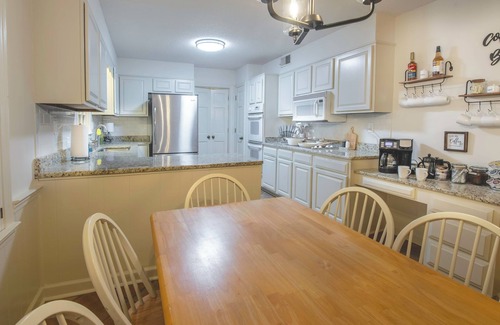 Ellendale House | Kirby House: Sleeps 16, King bed, Hot Tub, Game Rooms, Gym, Gated/Free Parking