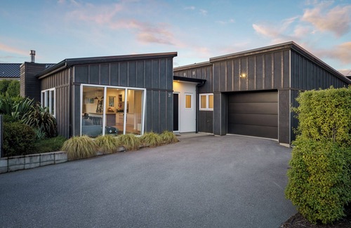 Wanaka Cottage | Kirimoko Retreat - Wanaka Holiday Home