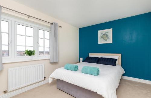 Stanley House | Kirkstall by Alt-Stay - 4 Bed Contractor, Corporate & Relocation Accommodation with 2x En Suites and King Beds plus Kitchen, Laundry, Parking, Workspaces, Smart TV and Fast Wi Fi - Long Stay Ready with Weekly and Monthly Rates