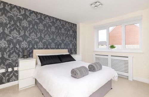 Stanley House | Kirkstall by Alt-Stay - 4 Bed Contractor, Corporate & Relocation Accommodation with 2x En Suites and King Beds plus Kitchen, Laundry, Parking, Workspaces, Smart TV and Fast Wi Fi - Long Stay Ready with Weekly and Monthly Rates